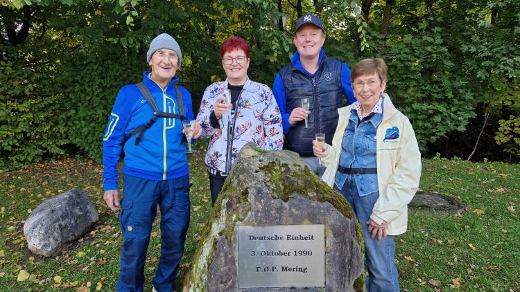 Ortsverband am Gedenkstein in Mering