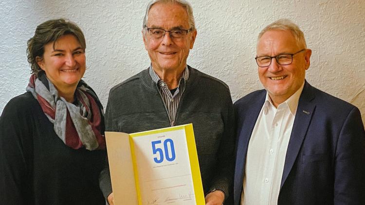 Reiner Eichler mit Urkunde der Theodor-Heuss-Medaille