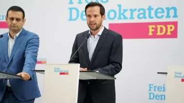 FDP-Generalsekretär Bijan Djir-Sarai (l.) und Martin Hagen bei der Pressekonferenz in Berlin.